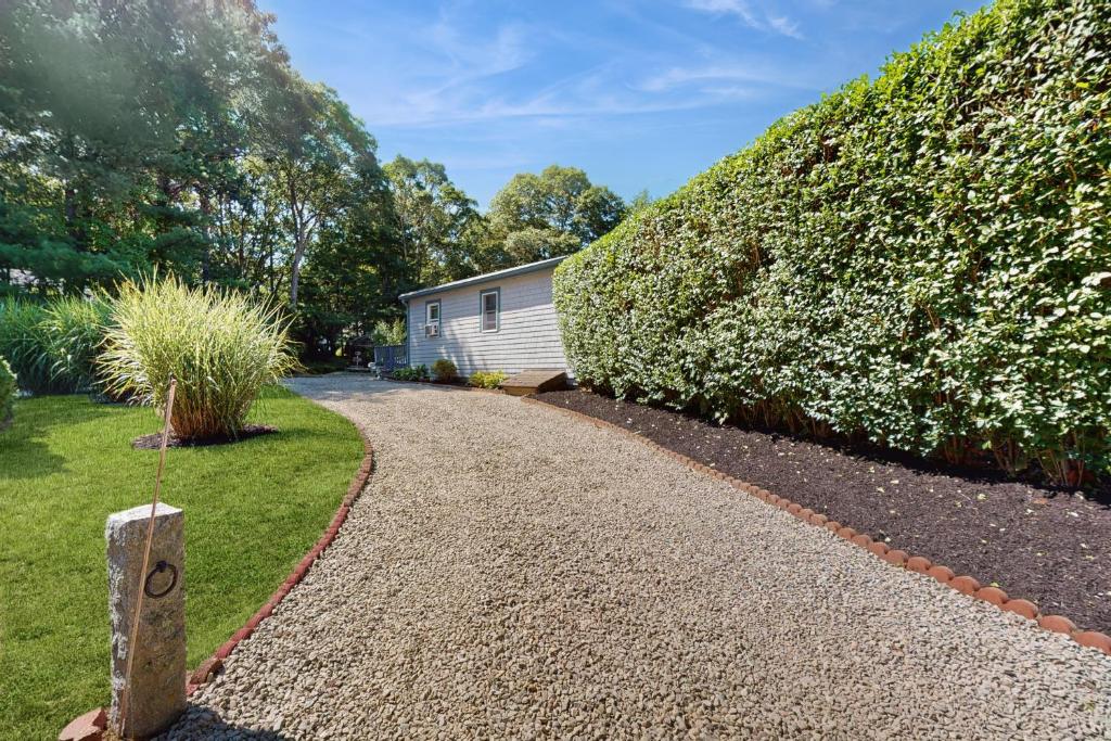 eine Kiesauffahrt, die zu einem Haus führt in der Unterkunft Cape Breeze Cottage in Osterville