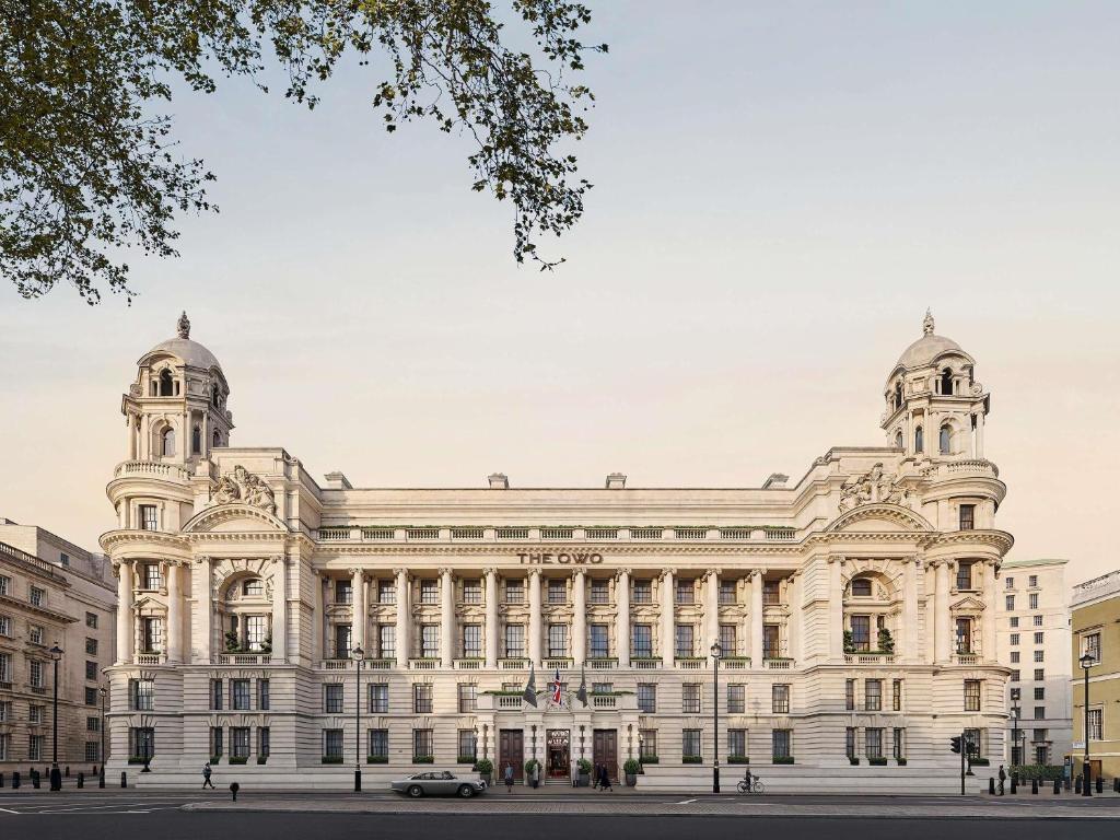 ロンドンにあるRaffles London at The OWOの白い大きな建物