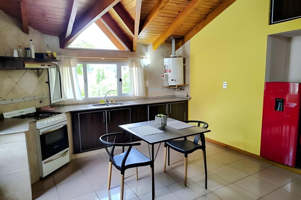 O bucătărie sau chicinetă la Departamento centrico con vista a la cordillera, Mi Casa Tu Casa A