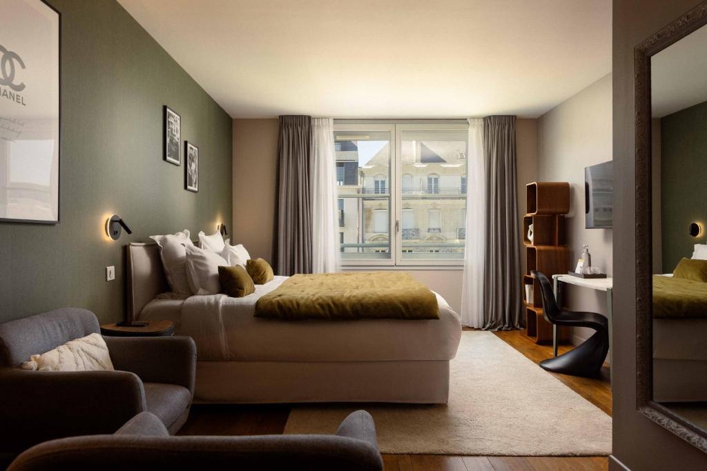 Markus - Deluxe King Room
