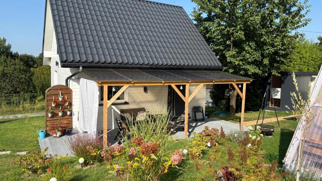 Κήπος έξω από το Mały biały domek Wadowice SPA jacuzzi sauna Gorzen blisko Wadowic