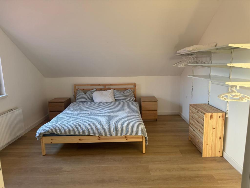 ein Schlafzimmer mit einem Bett und einem Bücherregal in der Unterkunft Gorgeous cottage home in Novi Marof