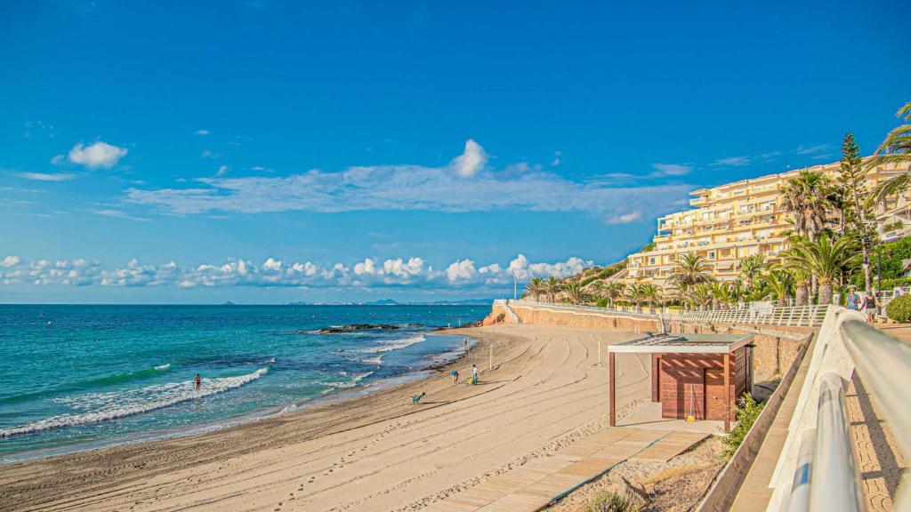 a view of a beach with a hotel and the ocean at Playa Golf II Campoamor in Los Dolses