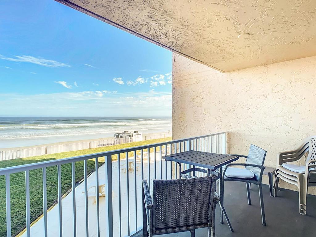 Balkón nebo terasa v ubytování Oceanfront Condo at Oceania Beach Club - Pool, Balcony, Sleeps 4, Walk to Flagler Ave!