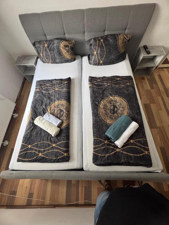 two beds in a box with two pillows at Altstadt Apartmenthaus in Kassel