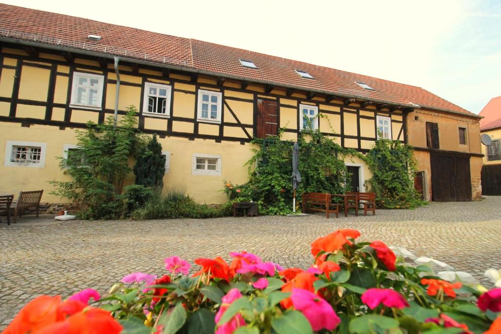 a building with a bunch of flowers in front of it at Zu Gast bei den Zaungästen in Radeburg