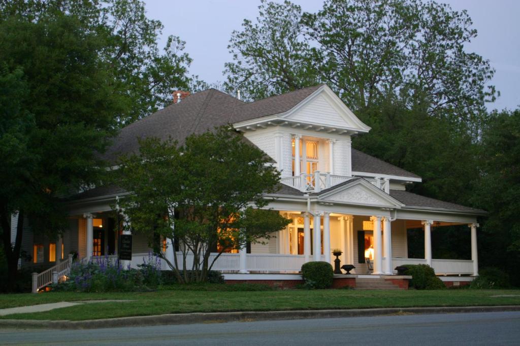 a white house with its lights on at The Chaska House & Cottages in Waxahachie