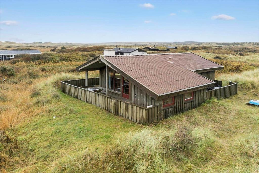 约灵LN1889-Hjorring-Soslangevej-31的田野上棕色屋顶的房子