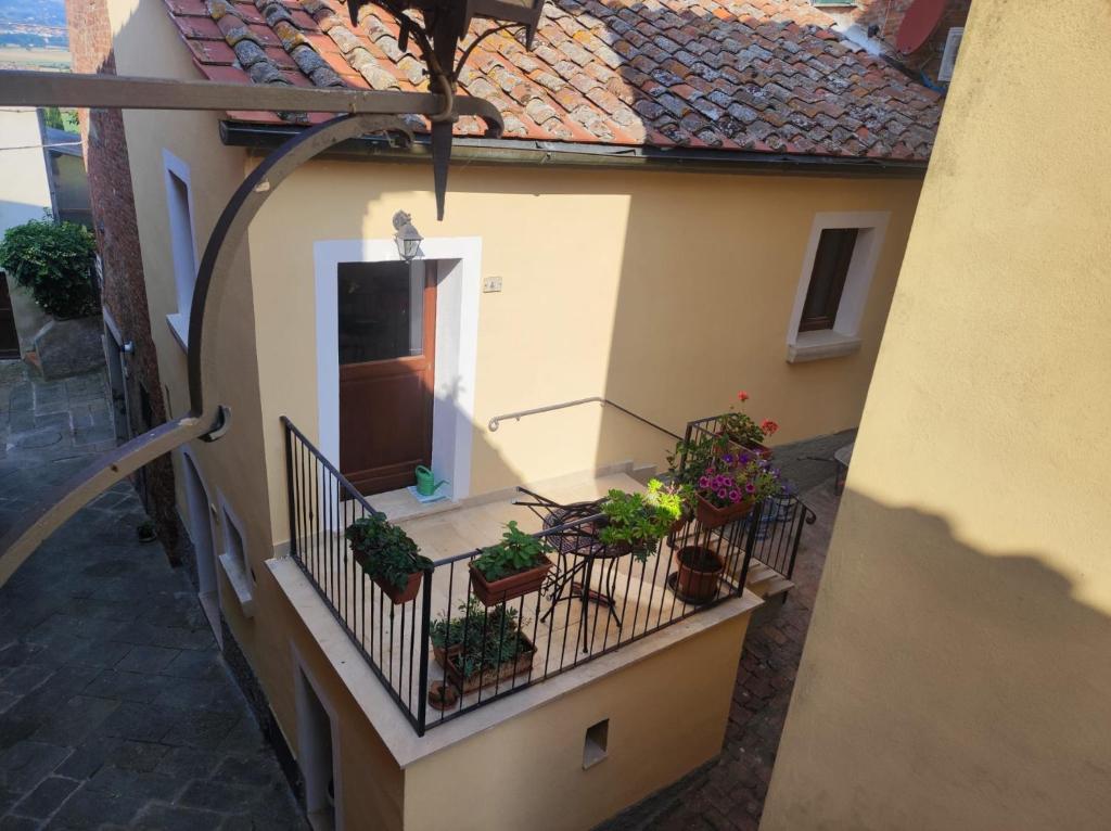 Balkoni atau teres di Il Grottino, Tuscan Village Apartment
