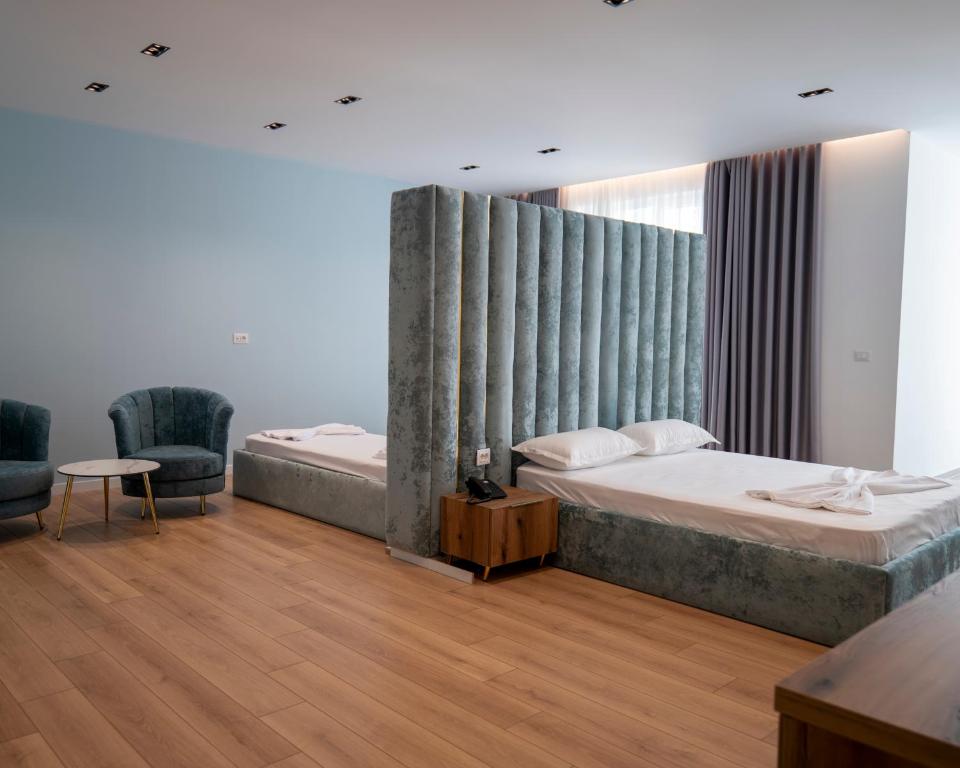 Ένα ή περισσότερα κρεβάτια σε δωμάτιο στο Leo Hotel