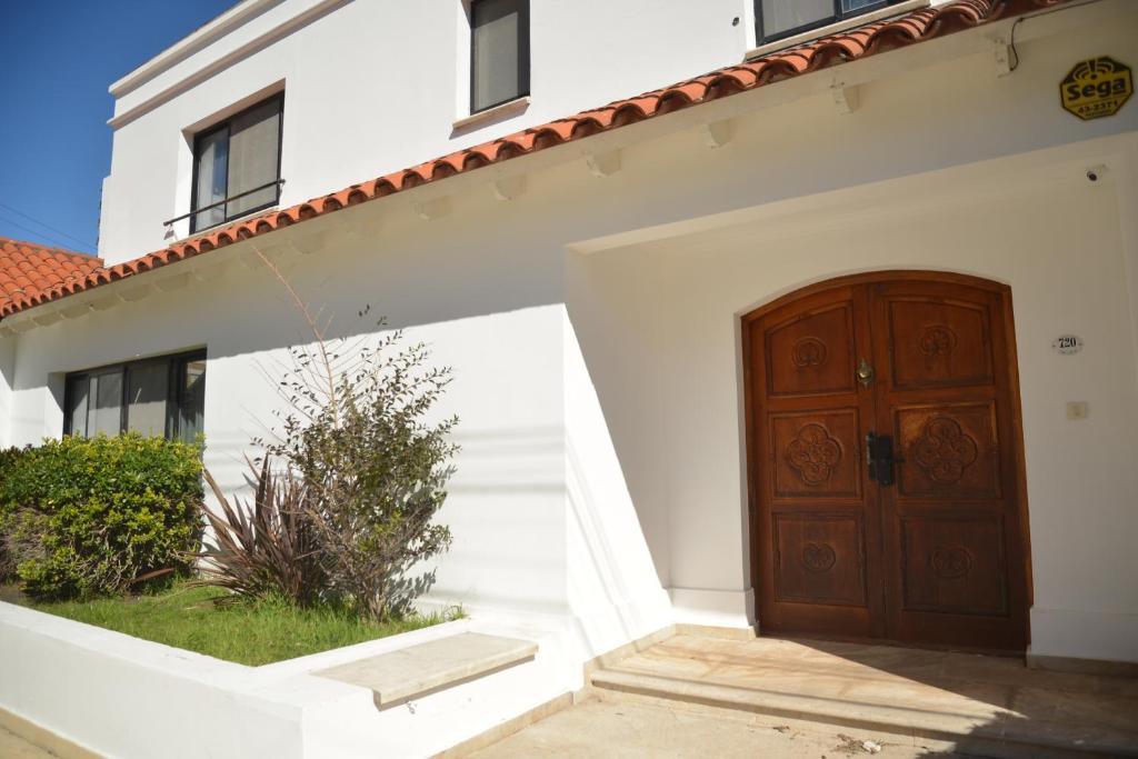 a building with a wooden door in front of it at Beach House AP in Miramar