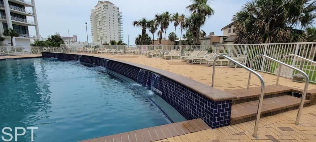 Πισίνα στο ή κοντά στο 2-Level Beachfront Luxury - Sunchase IV - 326