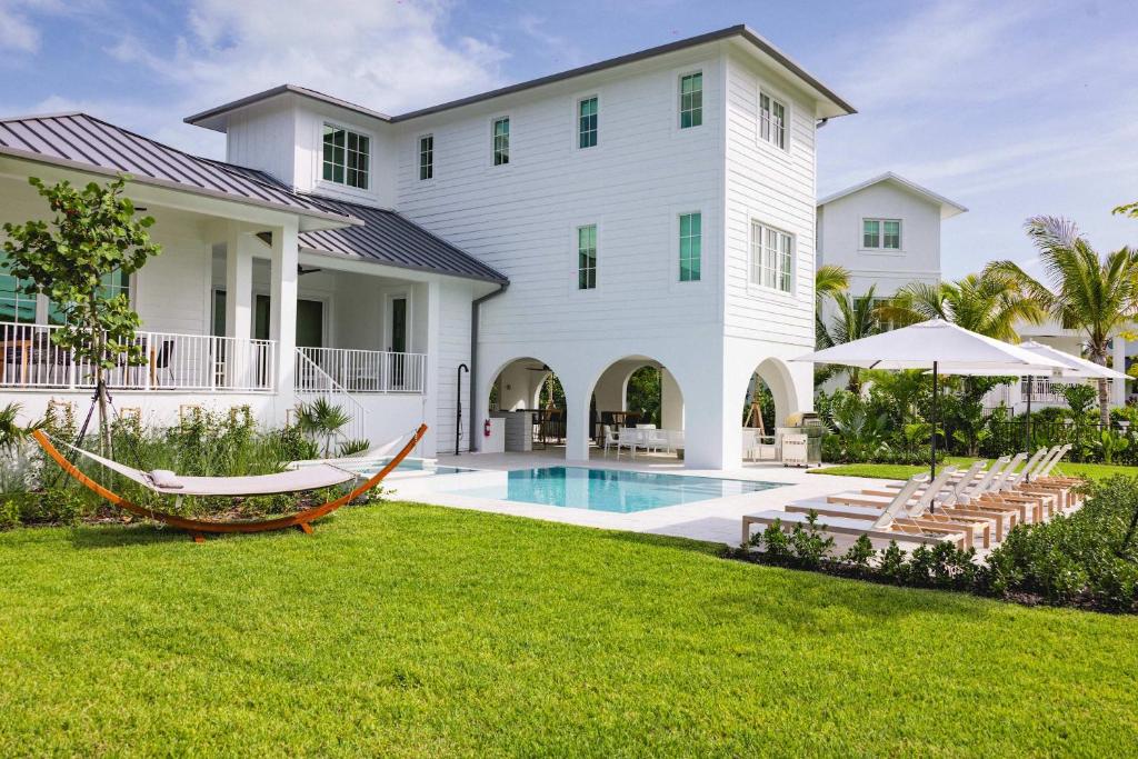 Bazén v ubytování Brand New The Greenmoor House with Pool nebo v jeho okolí