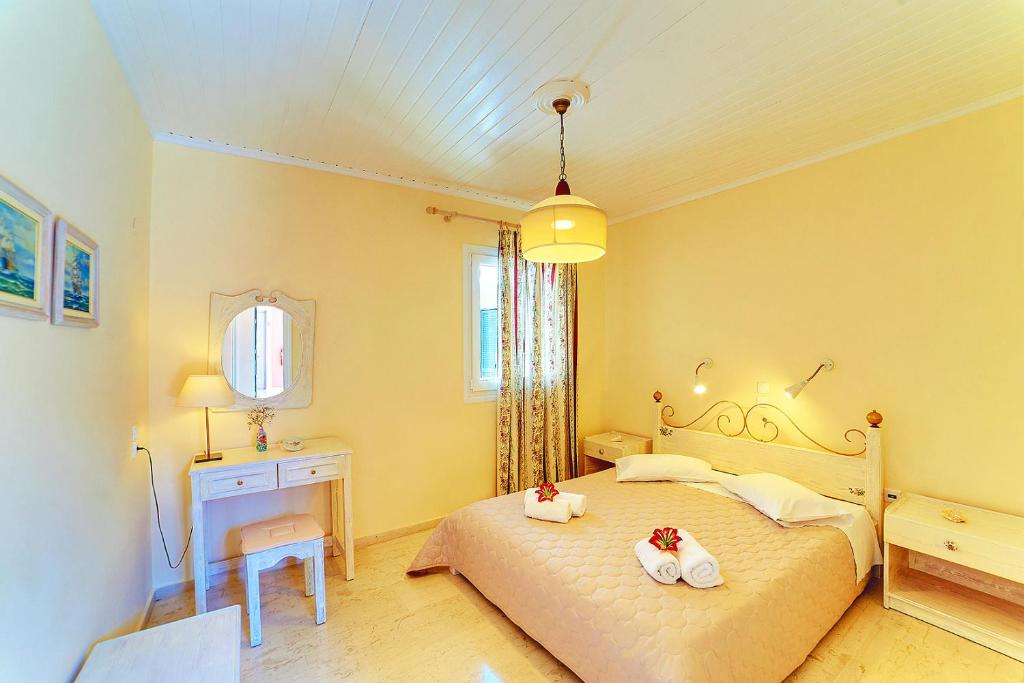 Postel nebo postele na pokoji v ubytování Alkyon Apartments & Villas Hotel