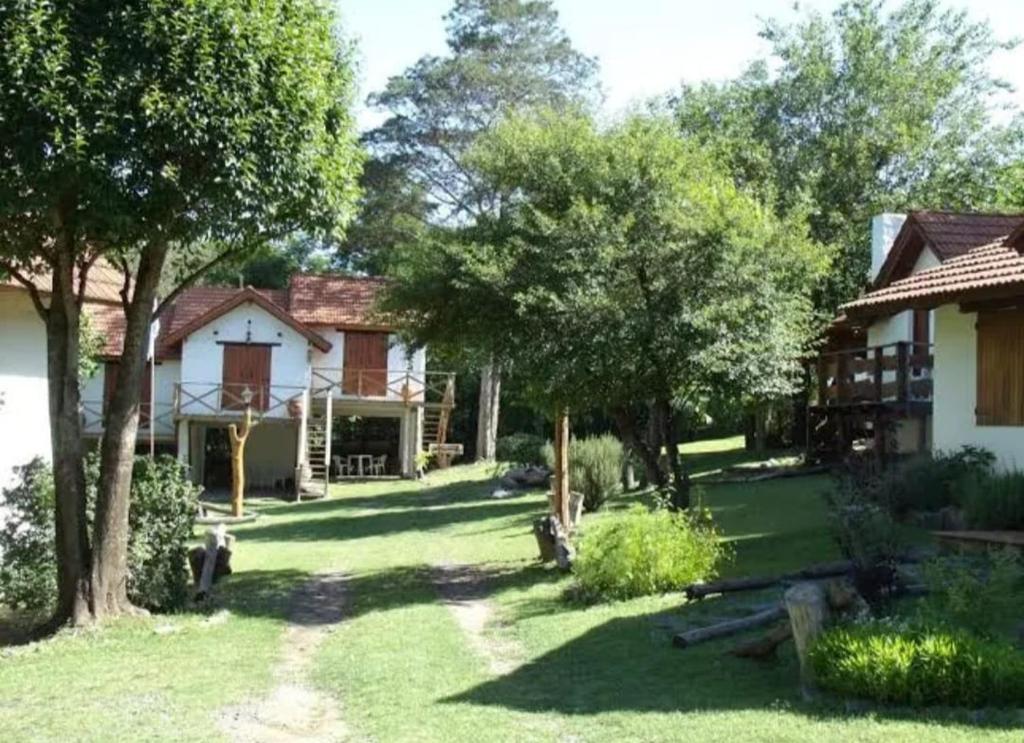 Κήπος έξω από το Del Bosque Cabañas