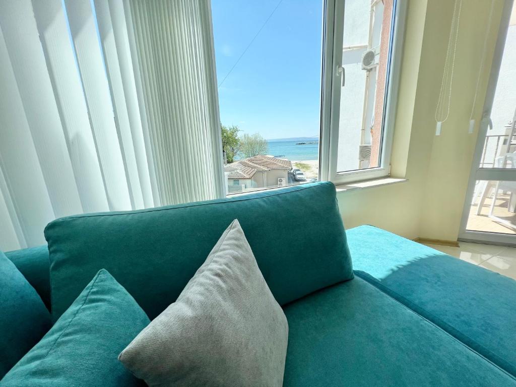 Sunny Home by the Sea