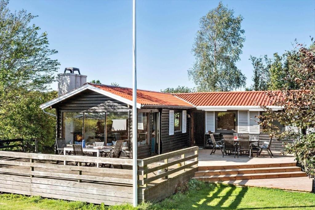ein Haus mit einer Terrasse in der Unterkunft SJ203 Børkop - Bjørnsvej 16 in Børkop