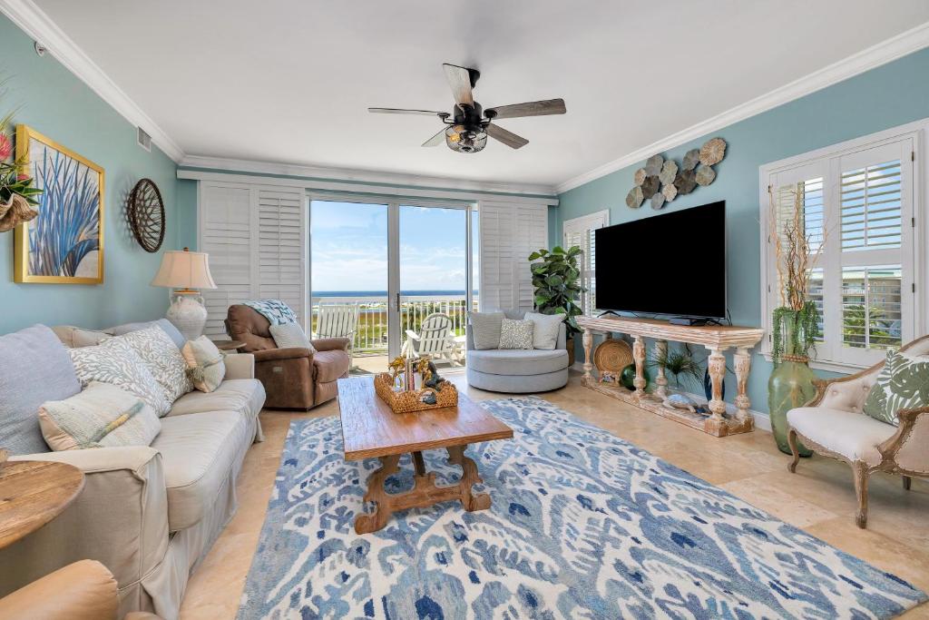 Una sala de estar con un sofá y un televisor. en St. Simons Grand #326, en Saint Simons Island