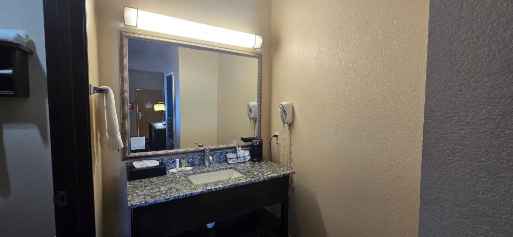 Super 8 by Wyndham Dilley TX - Estudio Con Cama Extragrande - No Fumadores