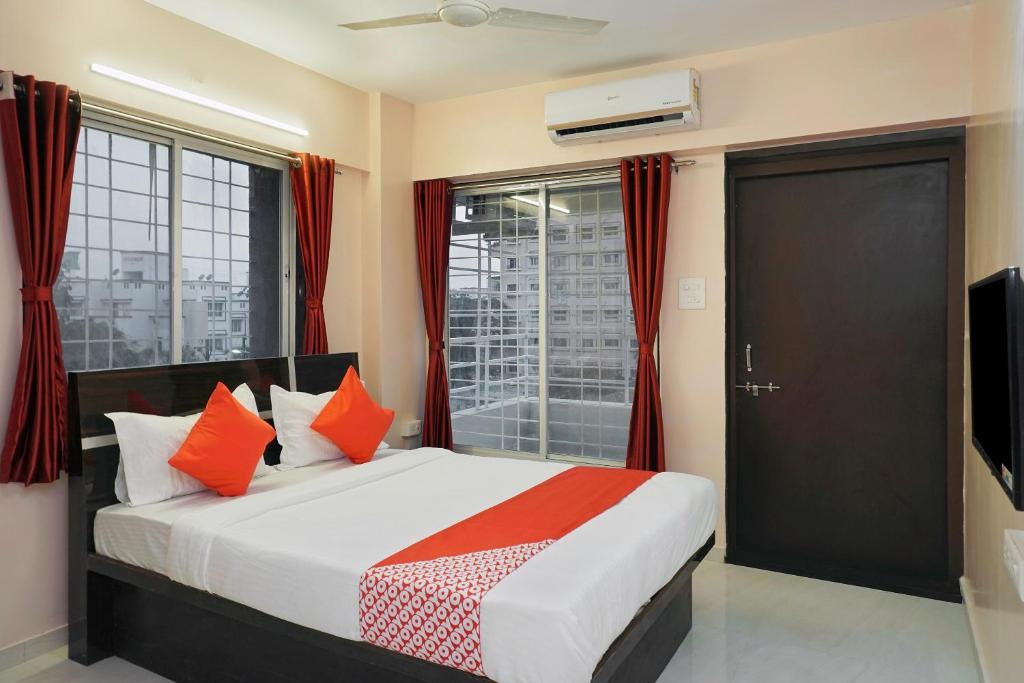 Postel nebo postele na pokoji v ubytování Hotel O Sai Inn