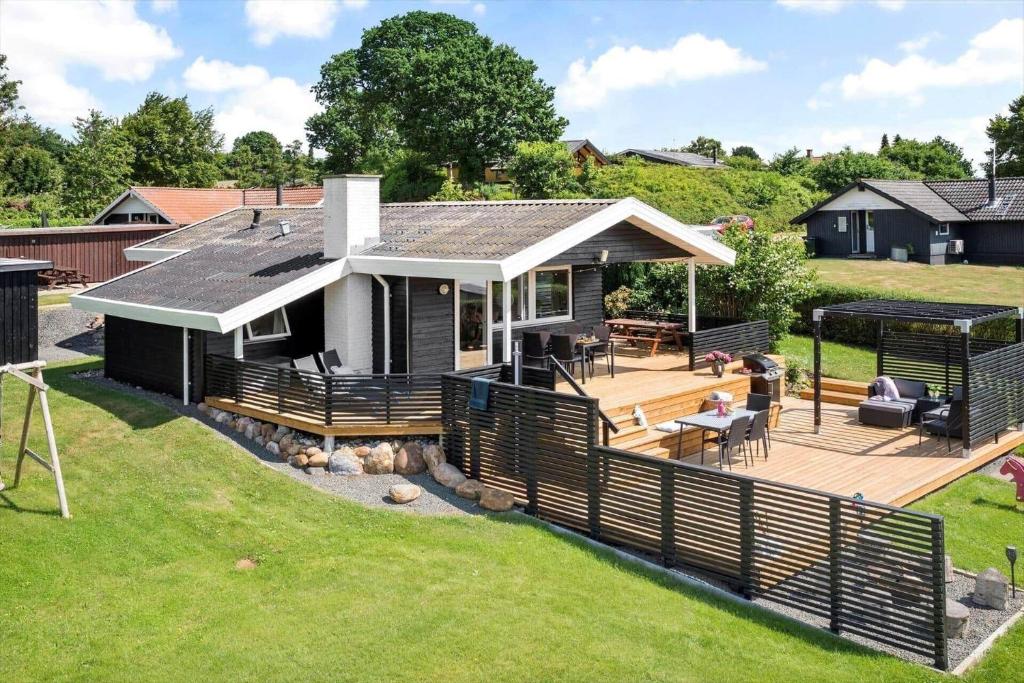 a house with a deck and a backyard at SJ232-Hejls-Humlevaenget-8 in Hejls