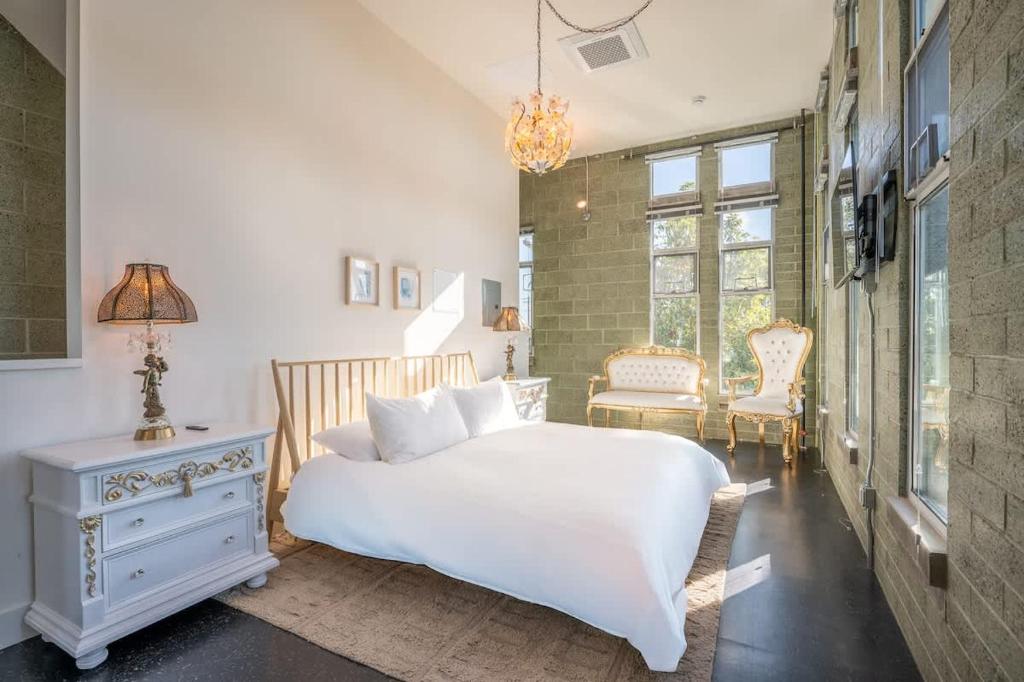 En eller flere senge i et værelse på Hotel Narcissus - Room 6