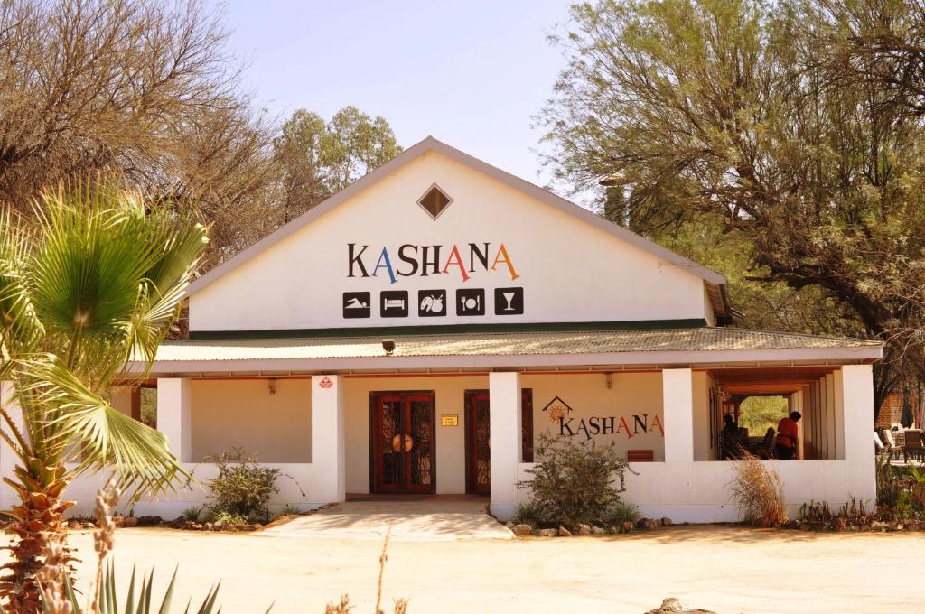 Ein Gebäude mit einem Schild, das die Kashima-Schule liest. in der Unterkunft Kashana Namibia in Omaruru