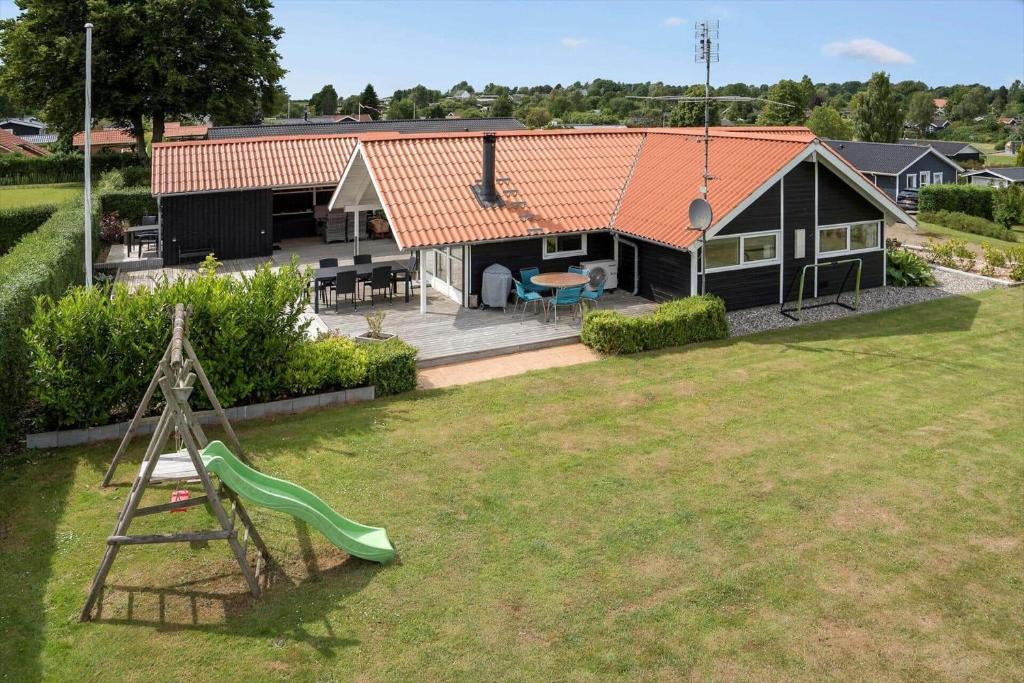 una vista aérea de una casa con parque infantil en SJ281-Hejls-Skovlokken-15, en Hejls