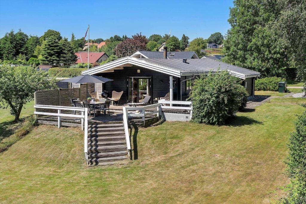 a house with a fence and a table and chairs at SJ291-Hejls-Brombaervaenget-36 in Hejls