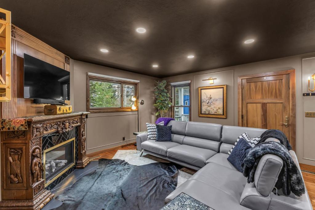 un salon avec un canapé et une cheminée dans l'établissement Park City Retreat Walk to Main plus Private Hot Tub, à Park City