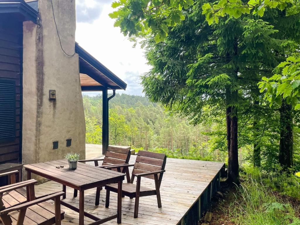 una terraza de madera con mesa y sillas de madera en 6 person holiday home in KNÄRED, en Knäred