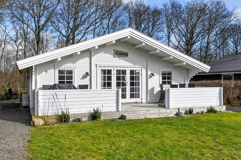 Το κτήριο όπου στεγάζεται  η παραθεριστική κατοικία