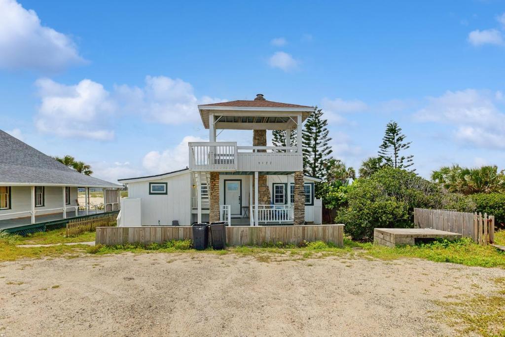 una casa con una torre sopra di Sunny oceanfront home with balcony, full kitchen, central AC, & washer/dryer a Summer Haven