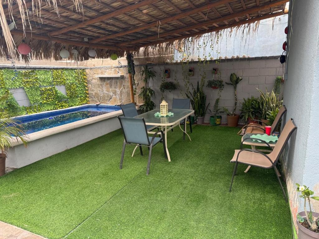 ラパスにあるCasa del sol rustic stayのパティオ(テーブル、椅子付)、プールが備わります。
