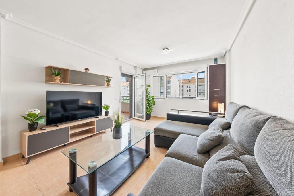 a living room with a couch and a tv at Apartamento confortable en Altea in Altea