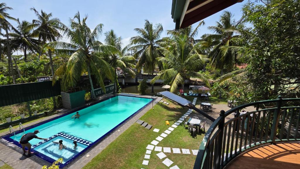 Πισίνα στο ή κοντά στο Lake View Resort by TropiCube