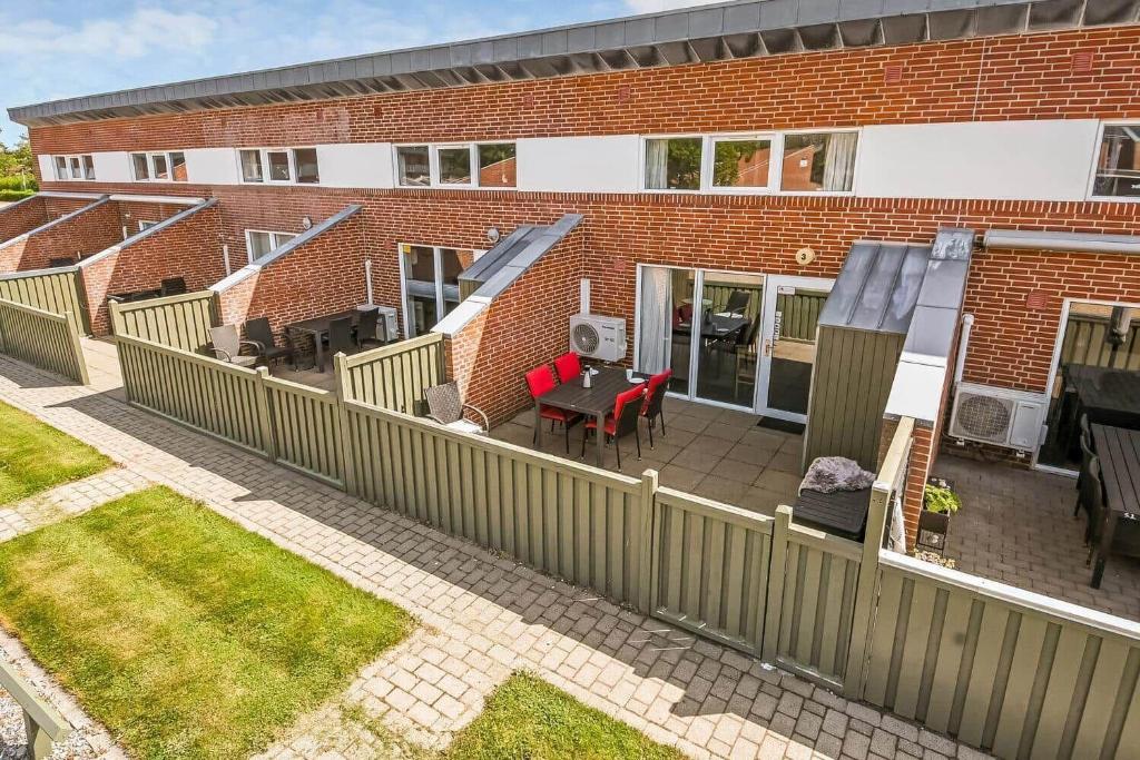 una valla delante de un edificio con patio en C11567-Hemmet-Kirkehojvej-36-S3, en Hemmet