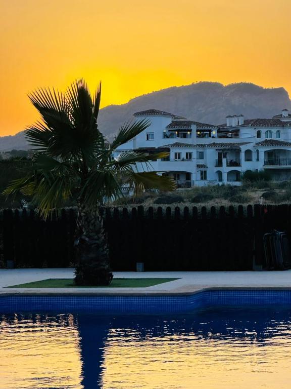 a palm tree sitting next to a body of water at Casa Ma-Thé, l'art de vivre in Sucina