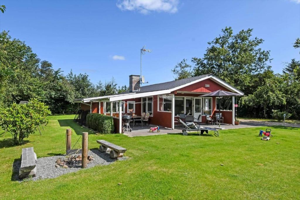 a small red house with a grassy yard at C11663-Hemmet-Mosevaenget-9 in Hemmet