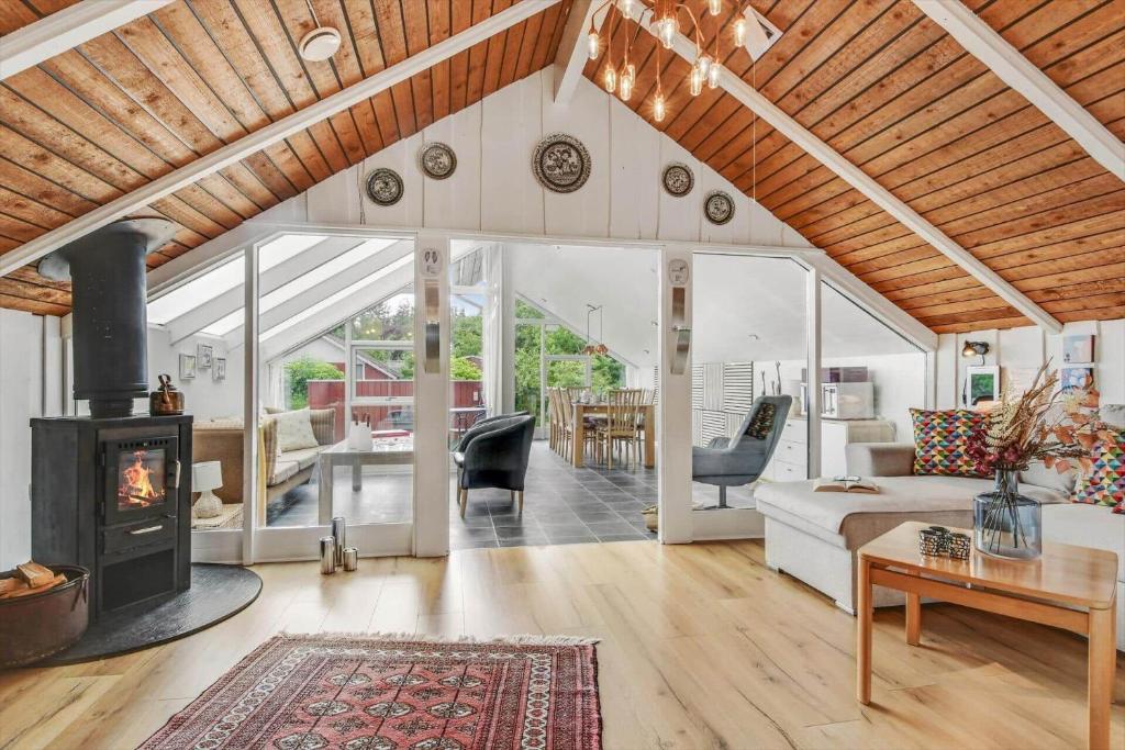 Una sala de estar con chimenea y un sofá. en C11402-Skjern-Gyvelvej-74, en Skjern