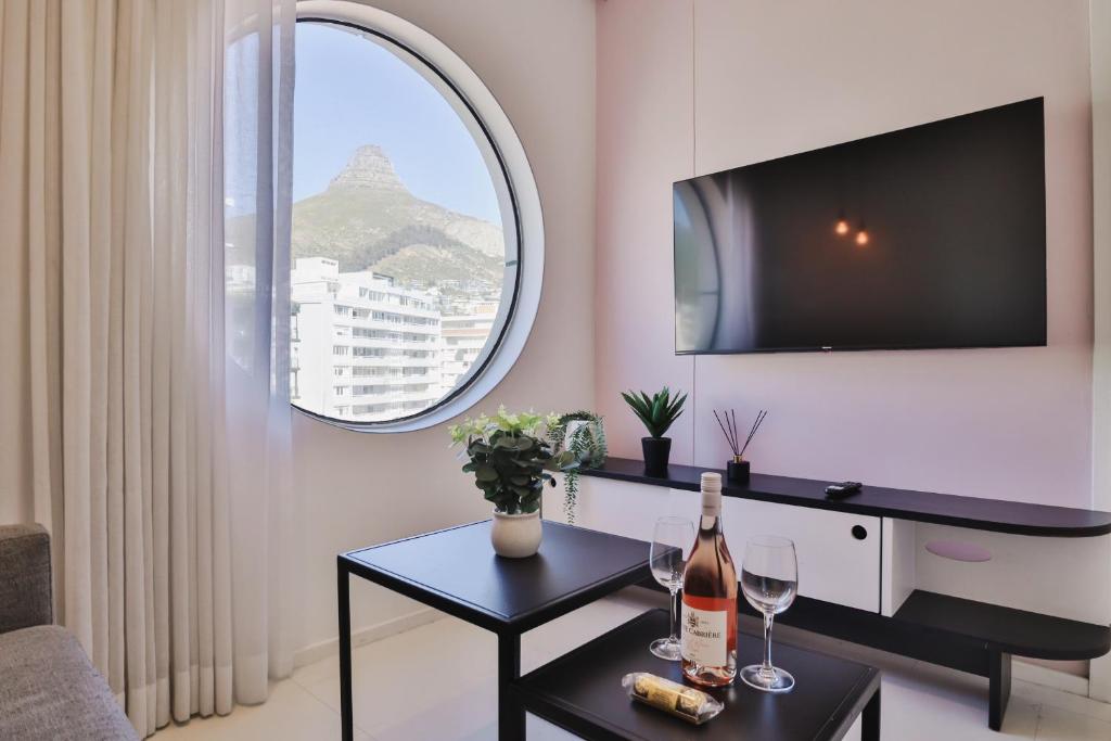 Et tv og/eller underholdning på Stylish Sea Point Retreat With Iconic Lion's Head View