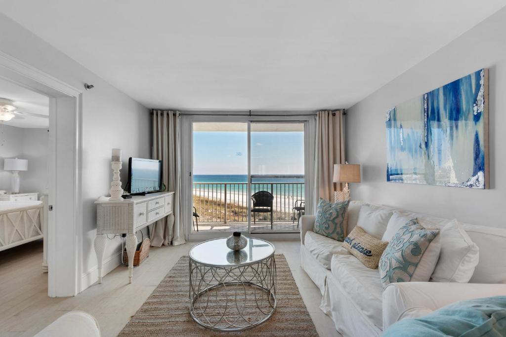 デスティンにあるDestin on the Gulf 502のソファとテレビのある白いリビングルーム