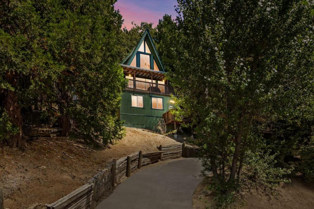 una casa verde con una valla delante en Casa Huntsted A-Frame Cabin near Snow Valley, en Running Springs
