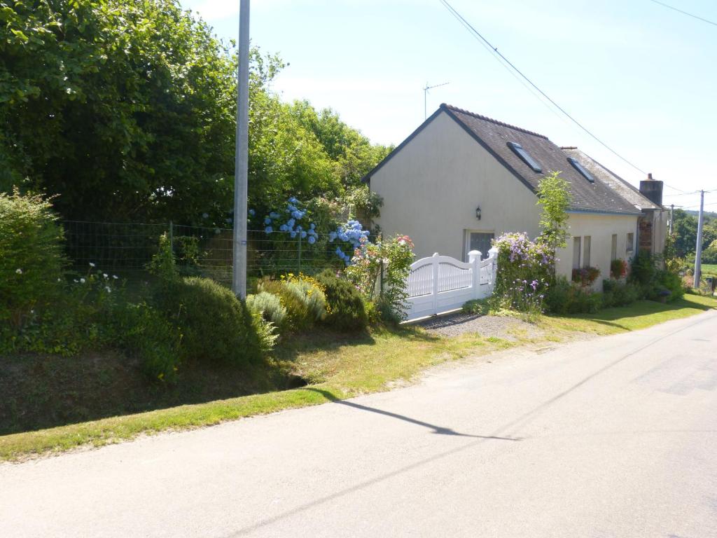 una casa sul ciglio di una strada di La guguenaie a Béganne