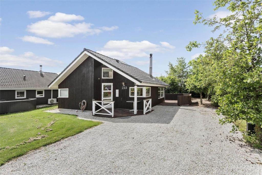 Το κτήριο όπου στεγάζεται  η παραθεριστική κατοικία