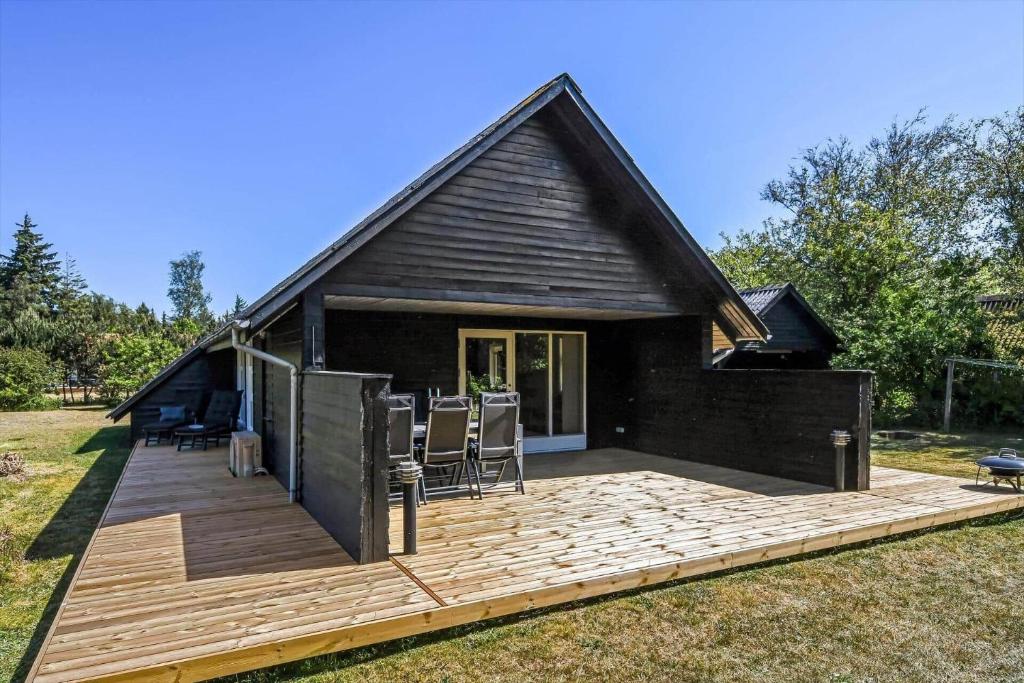 a house with a deck in the yard at C11213-Hemmet-Alpehuen-4 in Hemmet