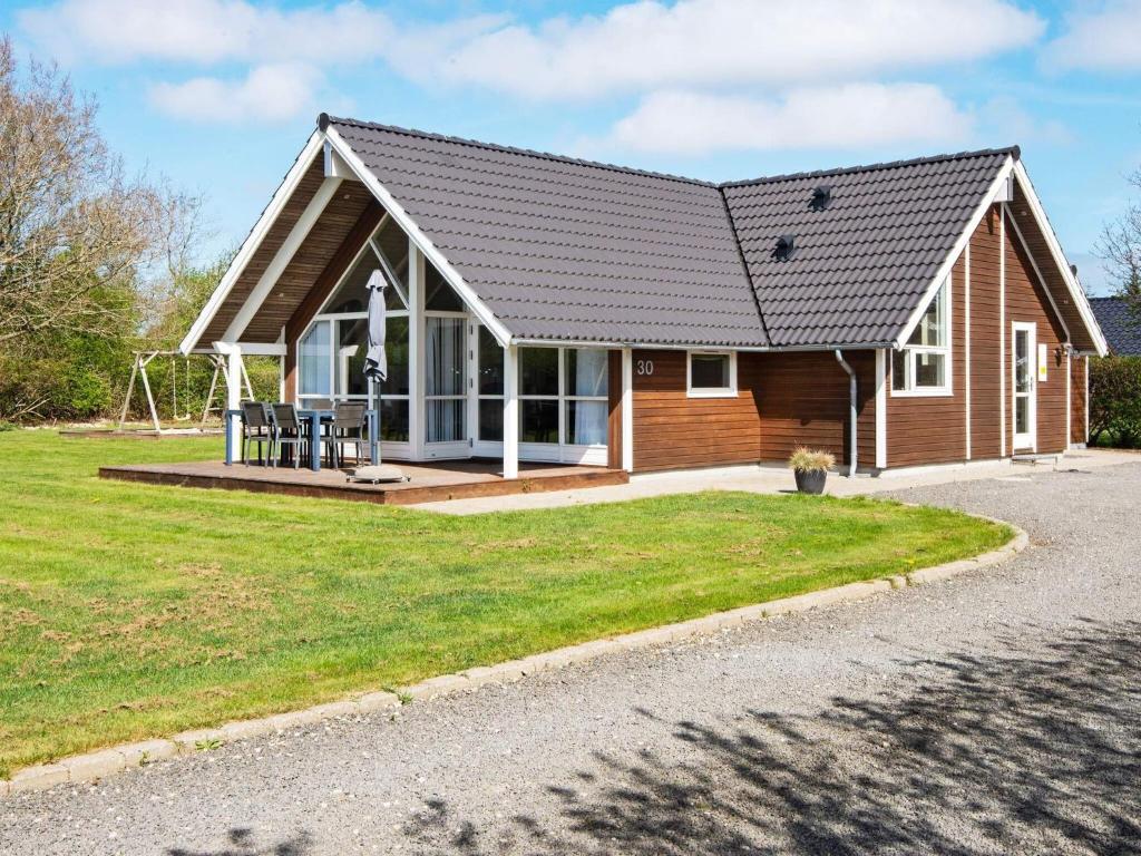 FalenにあるLuxury Spa Retreat - By Traum Ferienwohnungenの小屋根の木造家屋