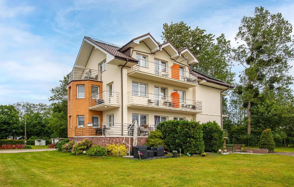 Κήπος έξω από το Awesome Apartment In Jastrzebia Gora With Sauna