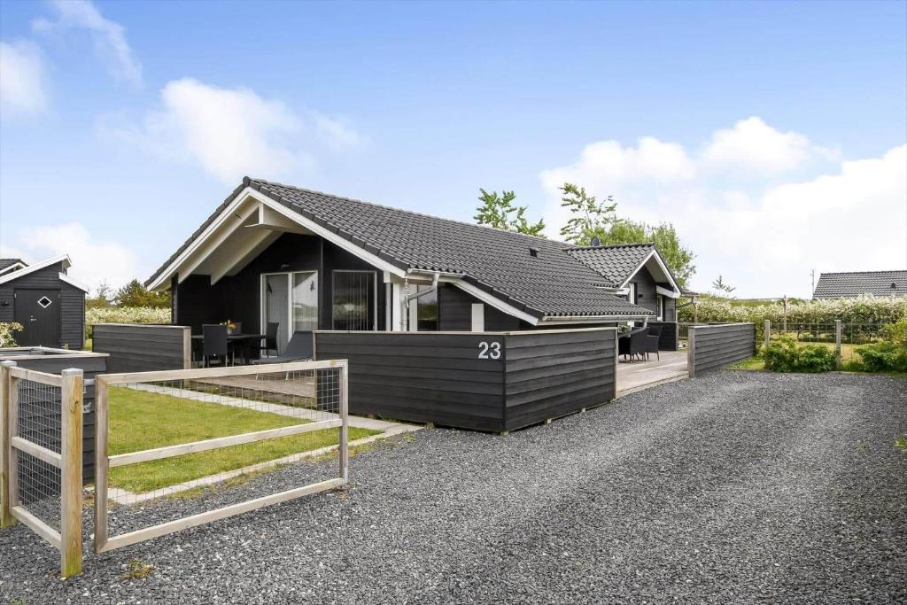 una casa con una valla delante en C11327-Tarm-Sortbaervej-23, en Tarm