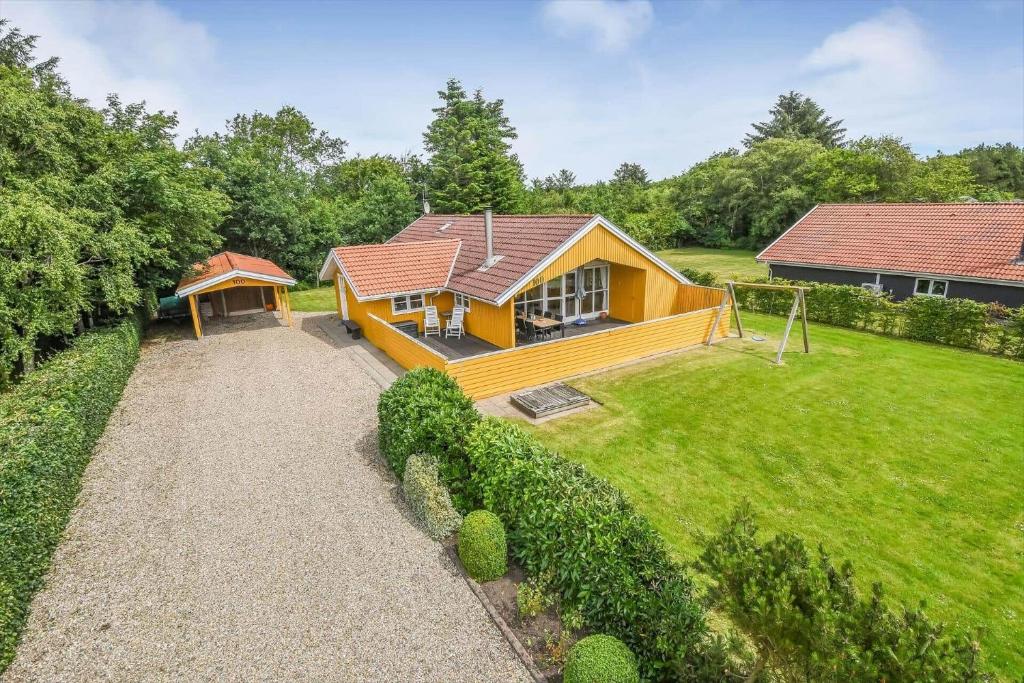 a home with a large yard with a house at C11645-Hemmet-Kosigvaenget-100 in Hemmet